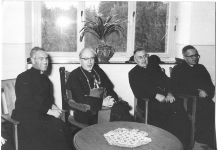 210288 Aartsbisschop Bernard Alfrink op bezoek in 's-Heerenberg