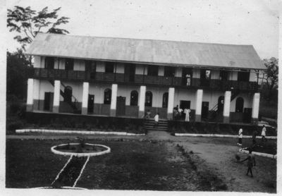 212035 Vooraanzicht college te Bla (Ghana)