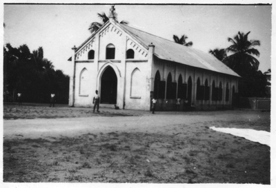212037 Vooraanzicht kerk te Dzelukope (Ghana)