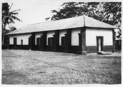 212038 Zijaanzicht school te Denu (Ghana)
