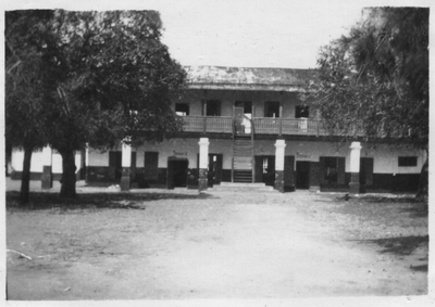 212042 Vooraanzicht oude missiehuis te Keta (Ghana)