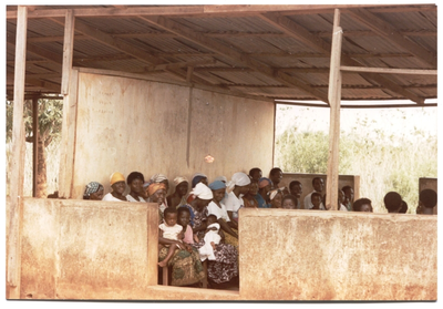 212055 Muurloze school te Bofoyedu (mogelijk Ghana) in gebruik als noodkerk
