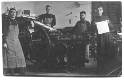 212081 Frits Koolen, Jacques Geurts, Pierre Knops en Jan Rothoff in de drukkerij van het moederhuis te Lyon (Frankrijk)
