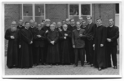 212091 Groepsfoto Nederlandse broeders van de sociëteit te Aalbeek