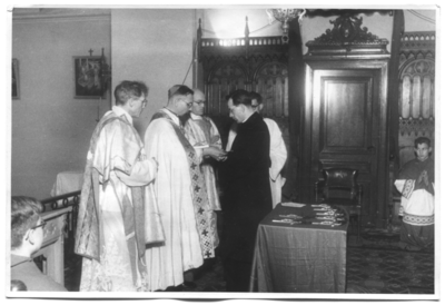 212141 Pater Leo Brouwer ontvangt het missiekruis uit handen van mgr. van den Bronk
