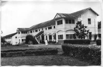 212155 Vooraanzicht stafgebouw van het seminarie te Amisano (Ghana)