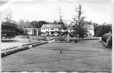 212159 Vooraanzicht stafgebouw met links de school van het seminarie te Amisano (Ghana)