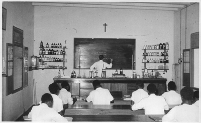 212164 Scheikundelokaal van het seminarie te Amisano (Ghana)