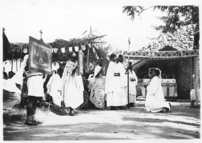 212166 Processie bij de lourdesgrot te Amisano (Ghana)