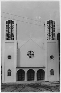 212175 Vooraanzicht kerk te Agona Swedru (Ghana)