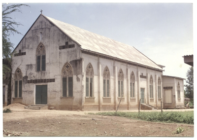 212177 Vooraanzicht kerk te Agona Abodom (Ghana)