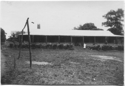 212189 Vooraanzicht school te Dunkwa (Ghana)