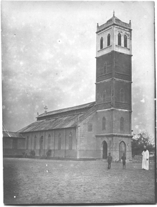 212192 Vooraanzicht kerk te Eikwe (Ghana)