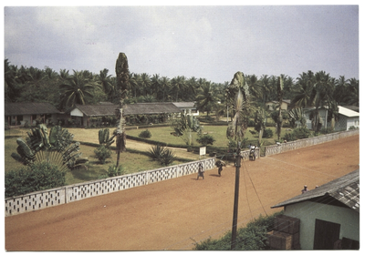 212194 Weg bij ziekenhuis te Eikwe (Ghana)