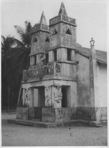 212195 Vooraanzicht kerk te Ngalechie (Ghana)