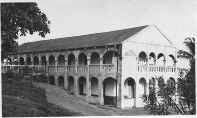 212198 Zijaanzicht missiehuis te Elmina (Ghana)