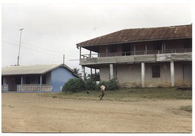 212201 Rechts het oude missiehuis, links de nieuwe pastorie te Assin Foso (Ghana)