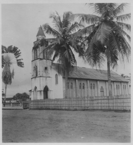 212202 Zijaanzicht kerk te Half Assini (Ghana)