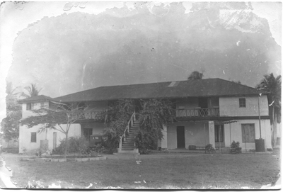 212206 Vooraanzicht voormalig missiehuis te Saltpond (Ghana)