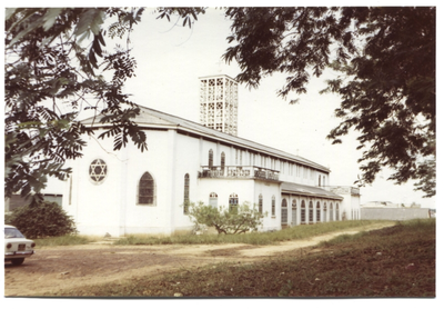212212 Zijaanzicht kerk te Takoradi (Ghana)