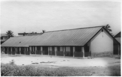 212216 Zijaanzicht katholieke lagere school te Takoradi (Ghana)