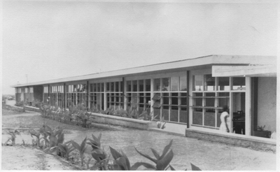 212218 Zijaanzicht klaslokalen van het Holy Child College te Takoradi (Ghana)