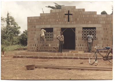 212224 Vooraanzicht kapel te Kwasi Nkrumakrom (Ghana)