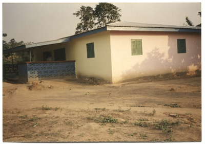 212225 Zijaanzicht missiehuis te Yamatwa (Ghana)