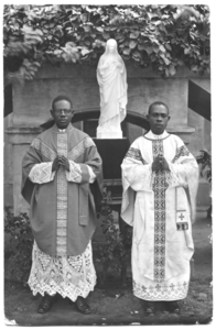 212227 Paters Ansah en Menyah, de eerste Ghanese priesters