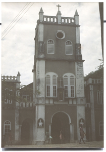 212283 Vooraanzicht kerk te Elmina (Ghana)