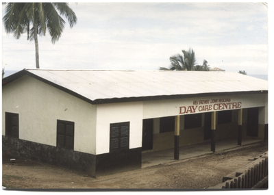 212286 Zijaanzicht centrum dat genoemd is naar pater Jan Meulepas te Elmina (Ghana)