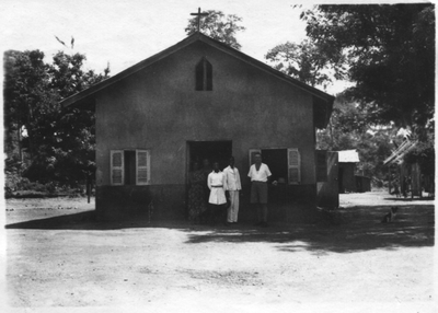 212293 Vooraanzicht kerk te Abofuo (Ghana)