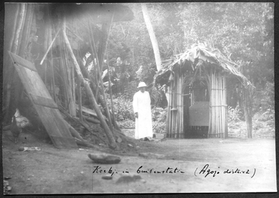 212294 Pater Louis Moonen voor een kerkje in het Agogo-district (Ghana)