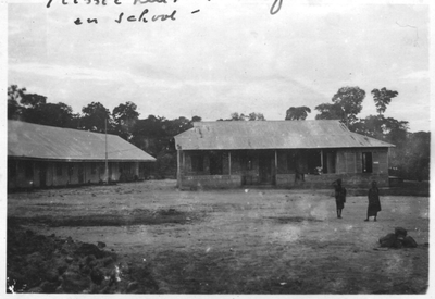 212296 Vooraanzicht missiehuis en de school te Koforidua (Ghana)