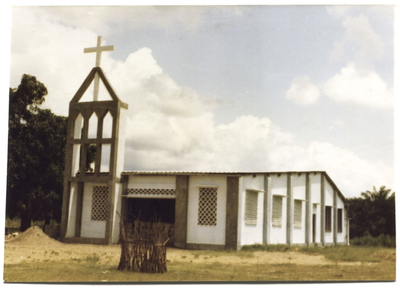 212302 Vooraanzicht kerk te Gléi (Togo)