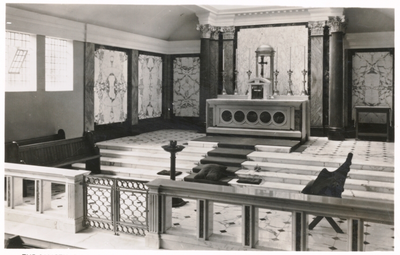 198013 Het tabernakel en communiebanken in de St. Thomas More kerk, Swiss cottage te Londen