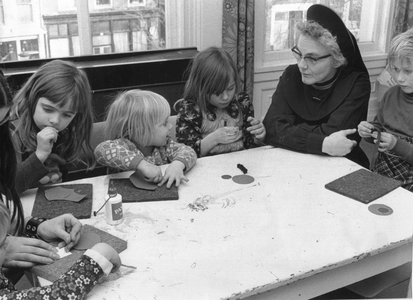 102011 Knutselen met zuster Marianne op een school te Utrecht