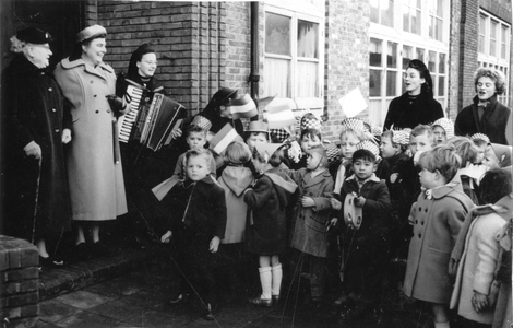 102016 Kinderen brengen een muzikale groet aan een familie te Utrecht