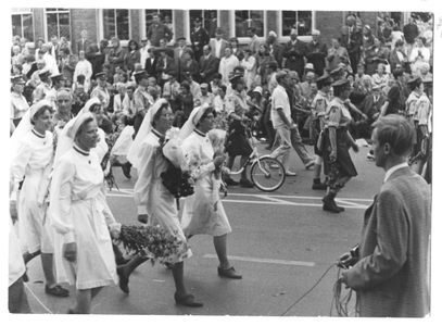 102038 Deelname van de zusters aan de Vierdaagse te Nijmegen