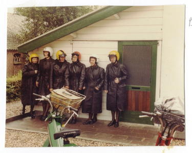 102041 Zusters met de bromfiets gestrand in de regen