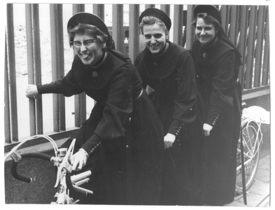 102042 Met z'n drieën op de tandem
