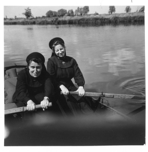 102043 Zusters Martina en Maria in de roeiboot