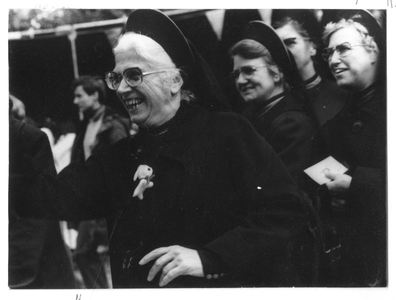 102045 Zusters op de kermis van de Notre Dame de la Paix in Parijs