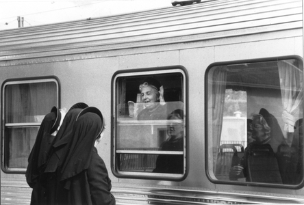 102051 Afscheid op het station van een zuster die naar het huis in Arnouville (Frankrijk) vertrekt