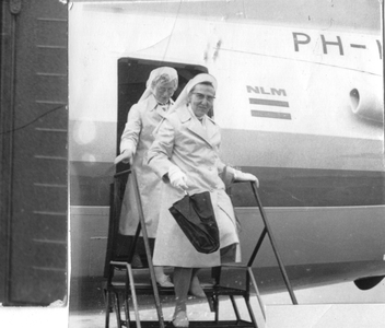 102052 Zusters hebben een vliegreisje aangeboden gekregen van Schiphol naar Maastricht