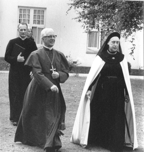 102059 Mater Augustina en mgr. Theodorus Zwartkruis, bisschop van Haarlem, in het klooster te Hilversum