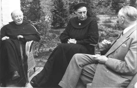 102060 De pater met zuster-mater in conversatie in de kloostertuin (het Sieraad) te Utrecht