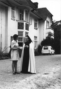 102063 Zuster Possidia in gesprek met een stagiaire in het klooster te Hilversum