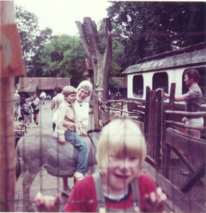 102064 Zuster Claire met kinderen in een speeltuin te Utrecht