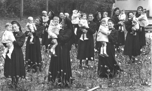 102065 Uit met kinderen in het bos te Hilversum